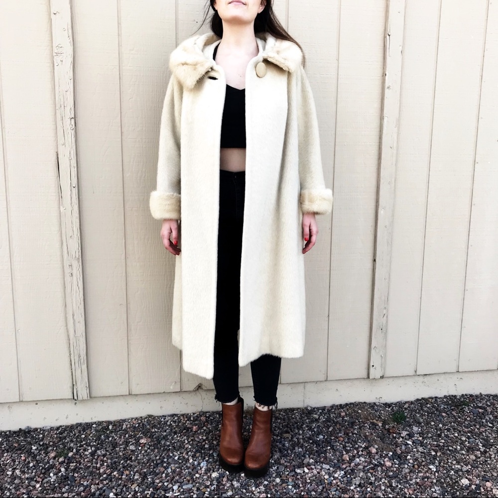 1960’s Luxury Coat - Picture 2 of 4
